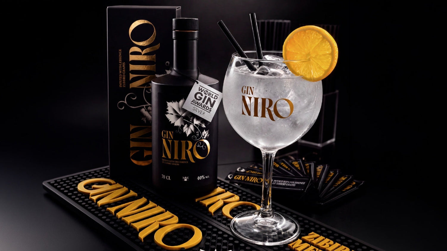 Bottiglia di GIN NIRO con gli accessori da bar per preparare il Tom Collins