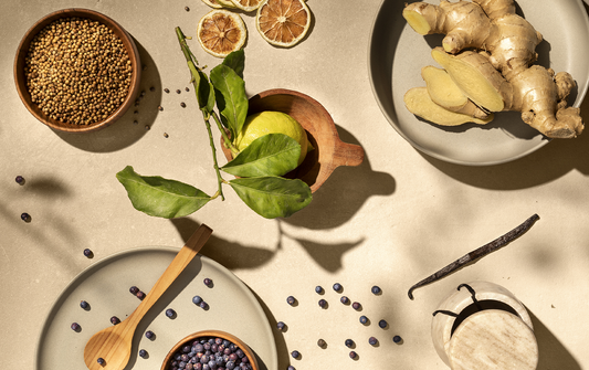 Bottiglia di gin premium artigianale dal design curato