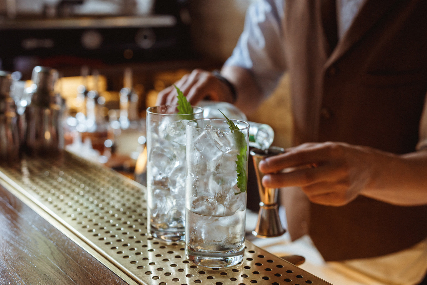Cos'è un gin distillato e come si produce?