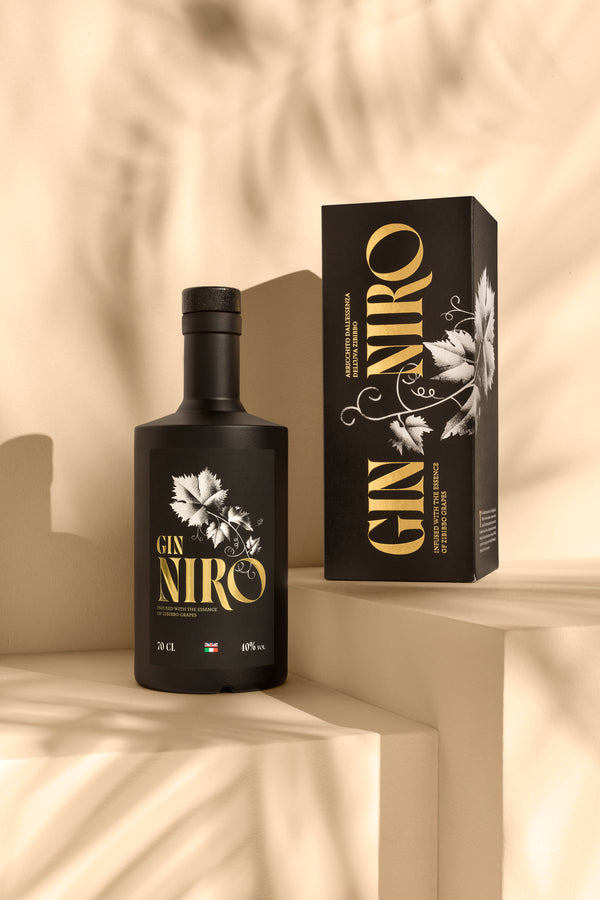 GIN NIRO - Dettaglio bottiglia, gin mediterraneo allo Zibibbo
